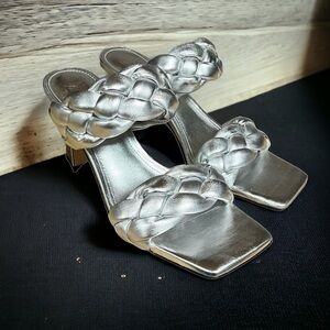 🌻NEW w/box Marc Fisher Silver Metallic Leather Hammy Sandals Size 8